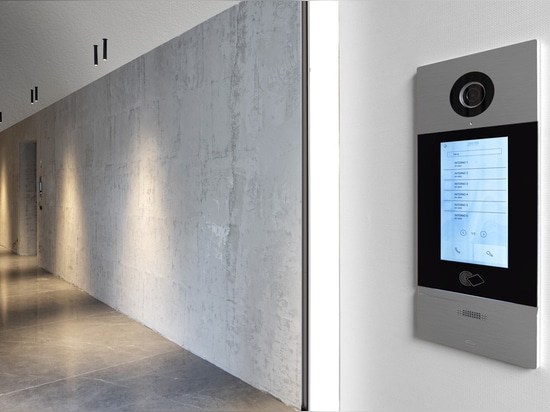 Domótica AVE en un apartamento junto al mar: diseño, confort y tecnología