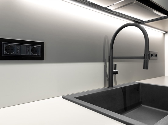 Domótica AVE en un apartamento junto al mar: diseño, confort y tecnología