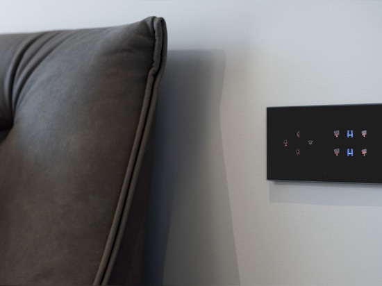 Domótica AVE en un apartamento junto al mar: diseño, confort y tecnología