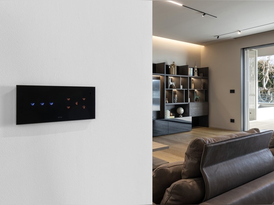 Domótica AVE en un apartamento junto al mar: diseño, confort y tecnología