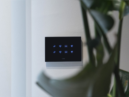 Domótica AVE en un apartamento junto al mar: diseño, confort y tecnología