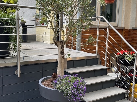 Elegancia urbana en monocromo: Jardineras de gran tamaño para paisajes urbanos modernos