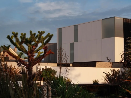 Una casa en la playa de Sussex reimagina con audacia su tipología costera