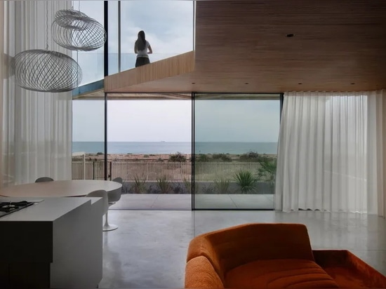 Una casa en la playa de Sussex reimagina con audacia su tipología costera