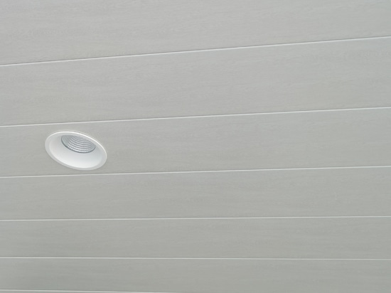 Módulos Atena Linear Staves enganchados a soportes