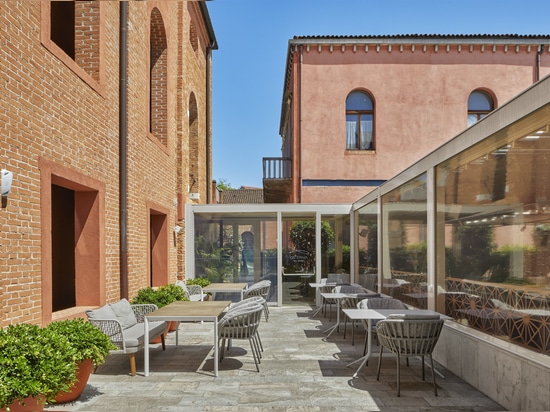 Kedry Prime de KE crea un nuevo espacio común sombreado para Hyatt Centric Murano Venice en Murano