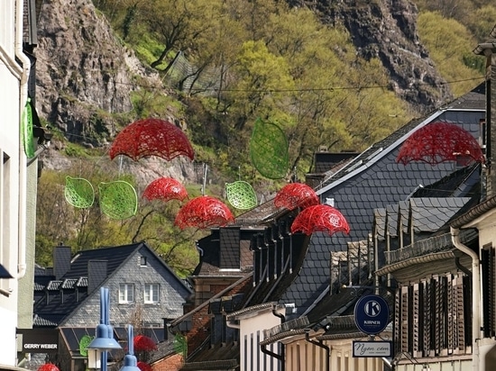 Ciudades de verano en flor y luz: Una nueva era de iluminación urbana