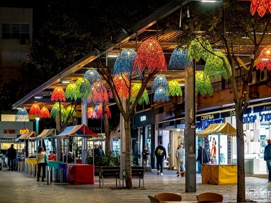 Ciudades de verano en flor y luz: Una nueva era de iluminación urbana