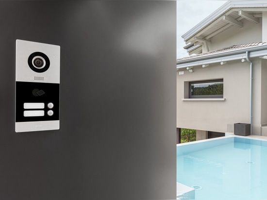 Mandos basculantes y videoportero Wi-Fi de AVE para una villa de estilo contemporáneo
