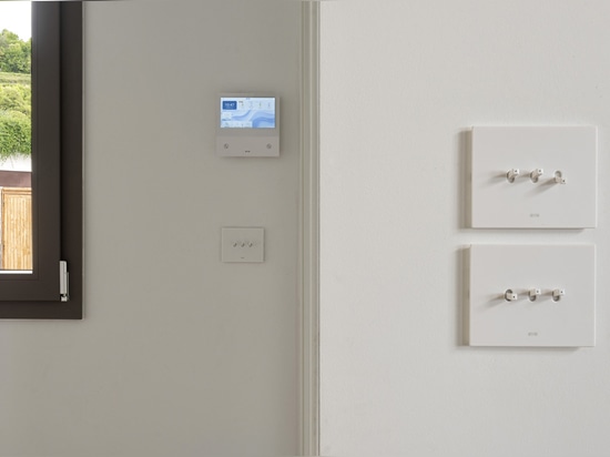 Mandos basculantes y videoportero Wi-Fi de AVE para una villa de estilo contemporáneo