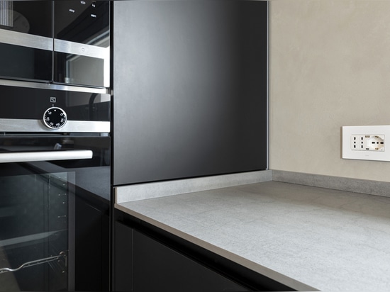 Mandos basculantes y videoportero Wi-Fi de AVE para una villa de estilo contemporáneo