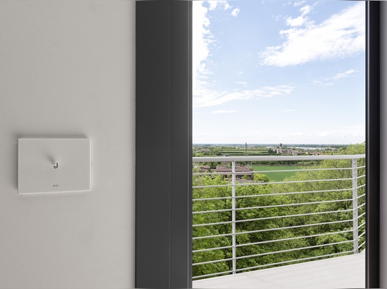 Mandos basculantes y videoportero Wi-Fi de AVE para una villa de estilo contemporáneo