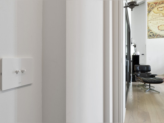 Mandos basculantes y videoportero Wi-Fi de AVE para una villa de estilo contemporáneo