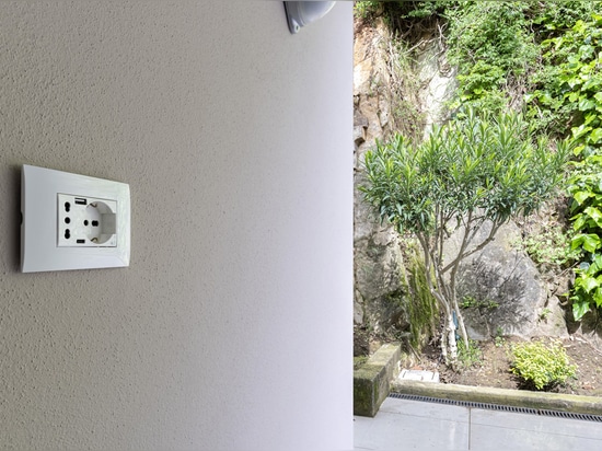 Mandos basculantes y videoportero Wi-Fi de AVE para una villa de estilo contemporáneo