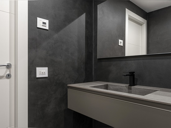 Mandos basculantes y videoportero Wi-Fi de AVE para una villa de estilo contemporáneo