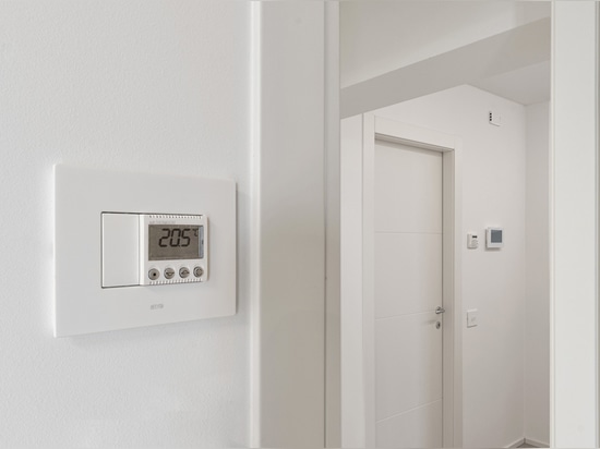 Mandos basculantes y videoportero Wi-Fi de AVE para una villa de estilo contemporáneo