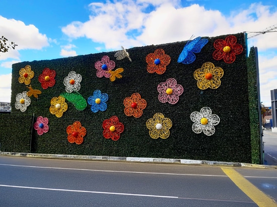 Esculturas urbanas ligeras: Terra presenta un calado de fibra de vidrio para el diseño público estacional