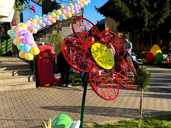 Esculturas urbanas ligeras: Terra presenta un calado de fibra de vidrio para el diseño público estacional