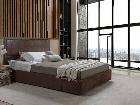 Cama con cabecero de paja vienesa