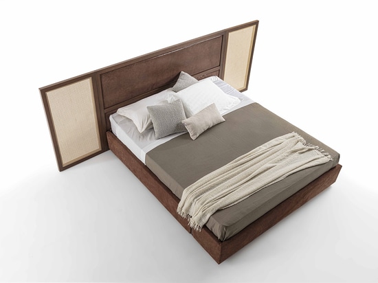 Cama con cabecero de paja vienesa