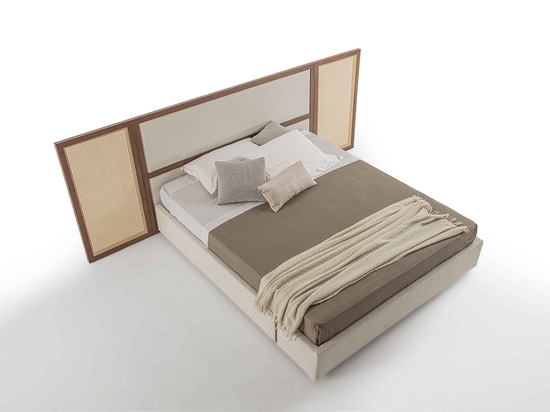 Cama con cabecero de paja vienesa