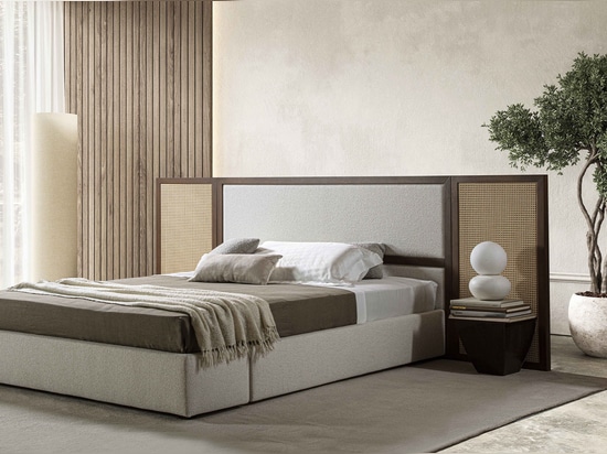Cama con cabecero de paja vienesa