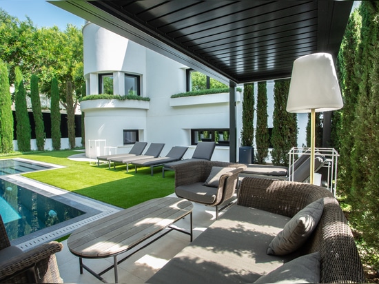 KE diseña el salón junto a la piscina y la azotea exterior de una villa en el centro de Madrid