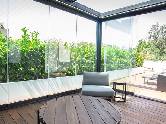 KE diseña el salón junto a la piscina y la azotea exterior de una villa en el centro de Madrid