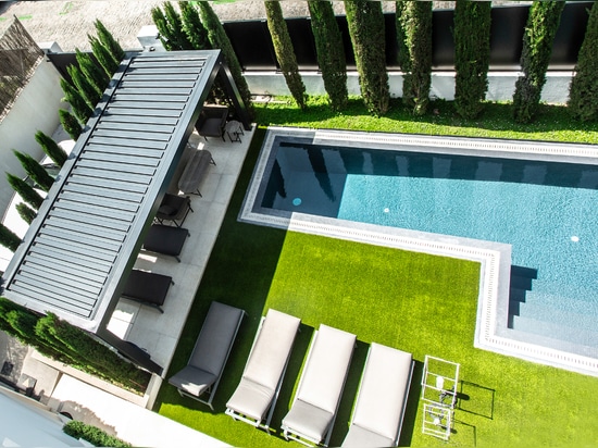 KE diseña el salón junto a la piscina y la azotea exterior de una villa en el centro de Madrid