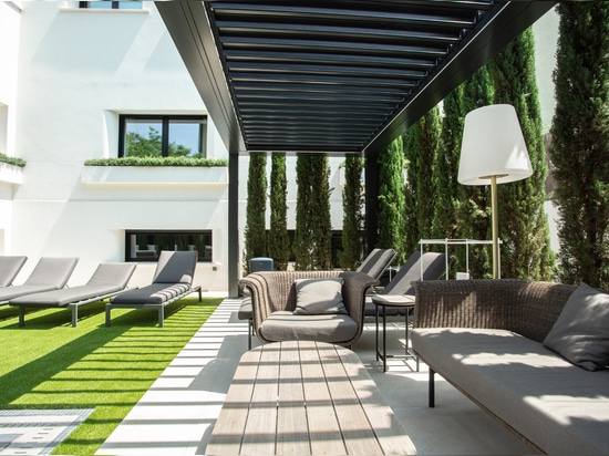 KE diseña el salón junto a la piscina y la azotea exterior de una villa en el centro de Madrid