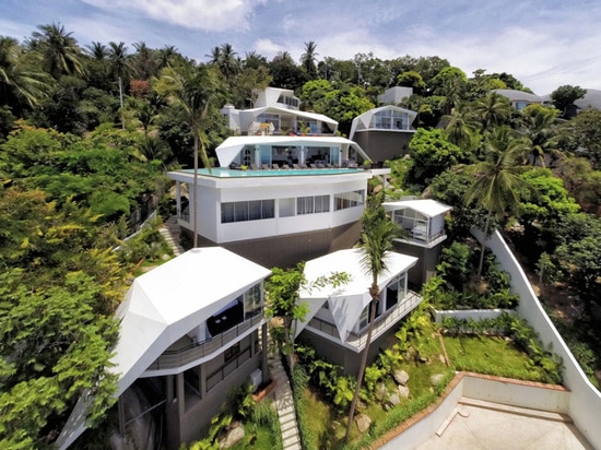 Un nuevo centro turístico vive en una ladera entre los árboles en Tailandia