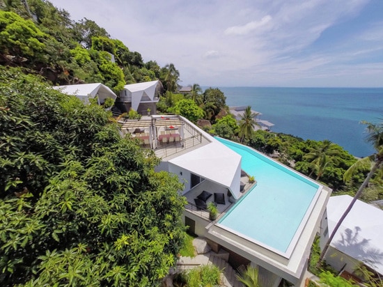 Un nuevo centro turístico vive en una ladera entre los árboles en Tailandia