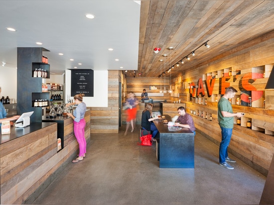 El cedro naturalmente envejecido sube a la línea el interior de esta cafetería en Rhode Island