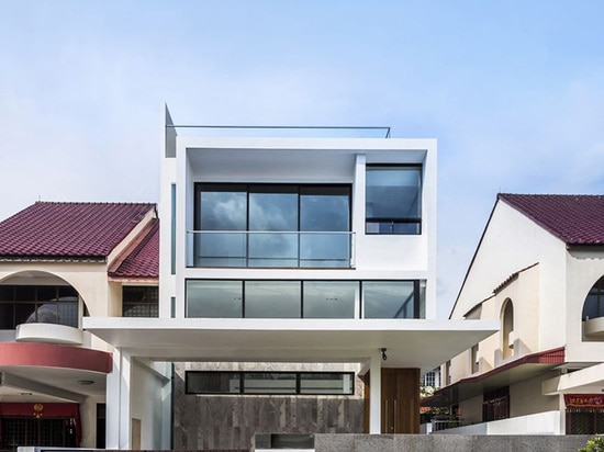 Esta casa deja la luz adentro, pero mantiene aislamiento, con una pared en pantalla grande