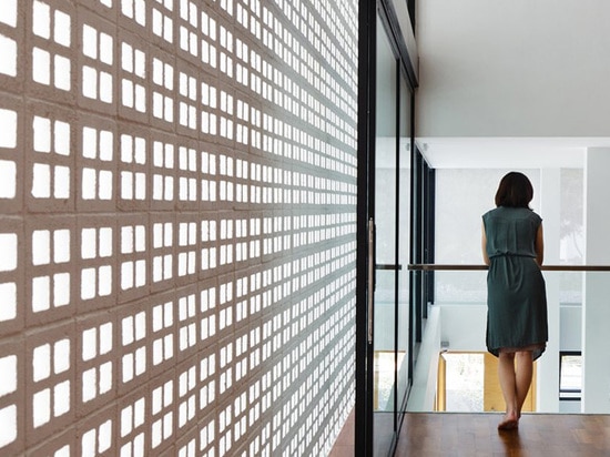 Esta casa deja la luz adentro, pero mantiene aislamiento, con una pared en pantalla grande