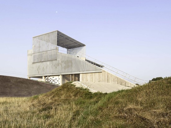 la estructura de las rampas del comienzo nestled dentro del paisaje