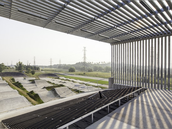 un pabellón del metal del hueco forma una visión enmarcada desde la tapa de la rampa de 10 metros