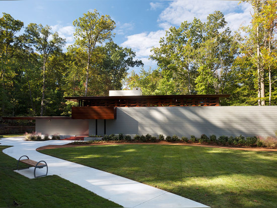 Diseñado en 1954 para Gloria y Abraham Wilson, la casa fue construida originalmente a lo largo del río de la piedra de molino en New Jersey