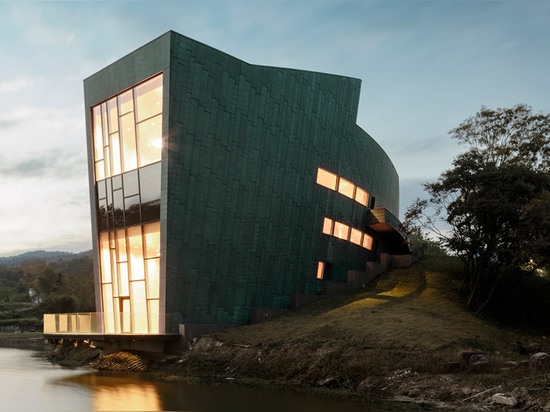 la casa Cobre-cubierta de Sanaksenaho Architects acompaña el museo de arte de Sifang de Holl