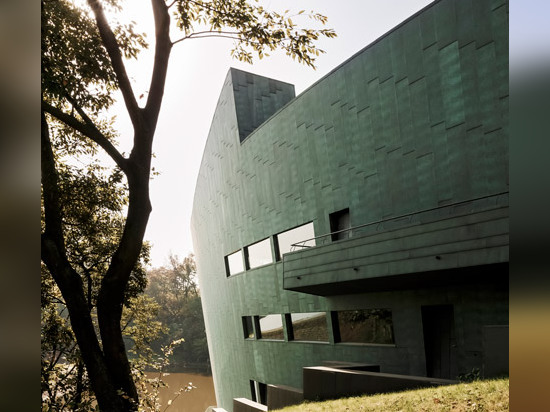 la casa Cobre-cubierta de Sanaksenaho Architects acompaña el museo de arte de Sifang de Holl