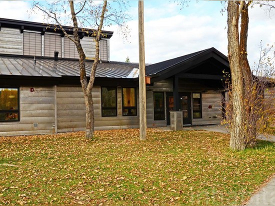 La escuela rural de la montaña en Wyoming consigue una piel rugosa del acero de la erosión