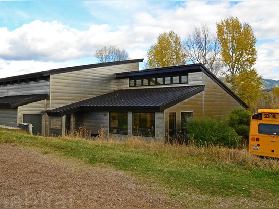 La escuela rural de la montaña en Wyoming consigue una piel rugosa del acero de la erosión